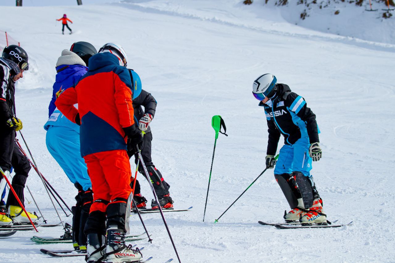 Правильная техника катания на горных лыжах. Как правильно кататься на горных лыжах для начинающих. Техника выполнения конькового лыжного хода. Горный клуб спорт марафон. Как прпвильно кататься на горнвх лвжвж.